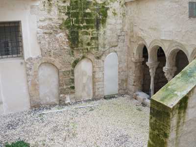 ...che ci permette di accedere al cortile interno, dove si trova l�area sicuramente pi� significativa: il chiostro del monastero medievale